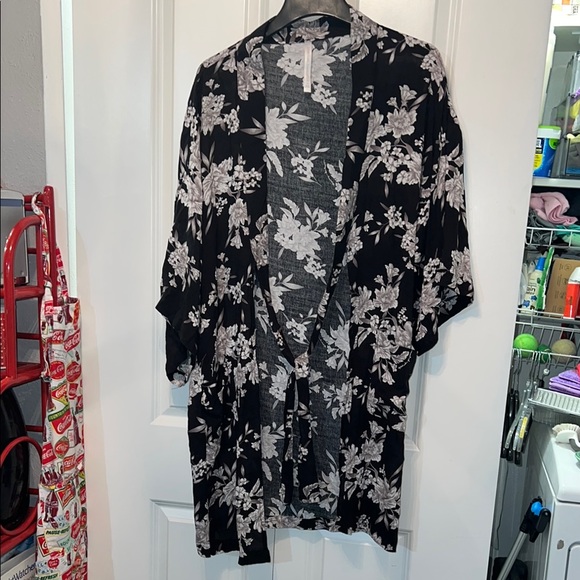 Spiritual Gangster Accessories - Spiritual Gangster Black and White Floral Kimono